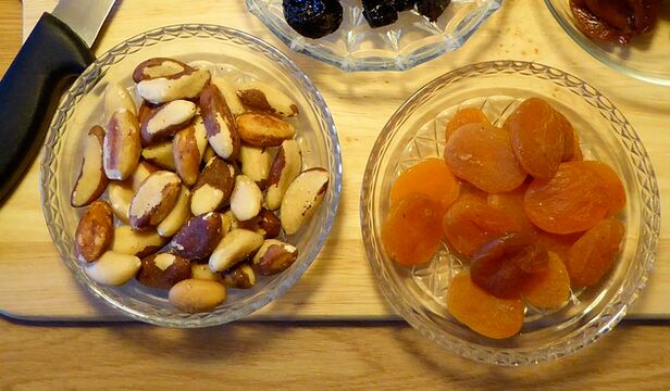 Nuts with dried apricots are a storehouse of vitamins for men’s sexual health